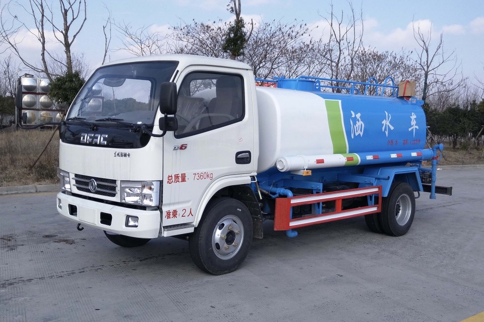 東風(fēng)藍(lán)牌綠化噴灑車3-5噸